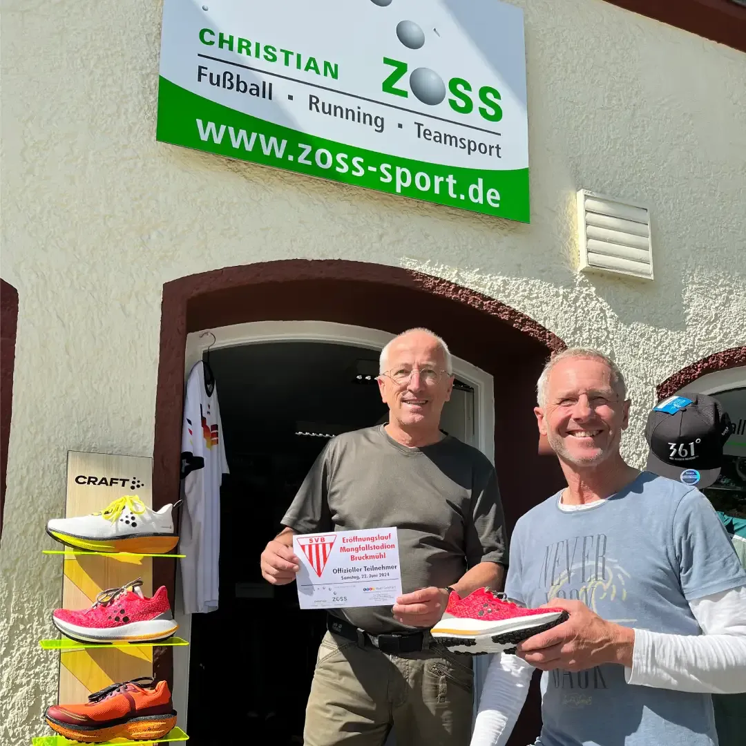 Christian Zoss vor seinem Laden beim Schuhverkauf